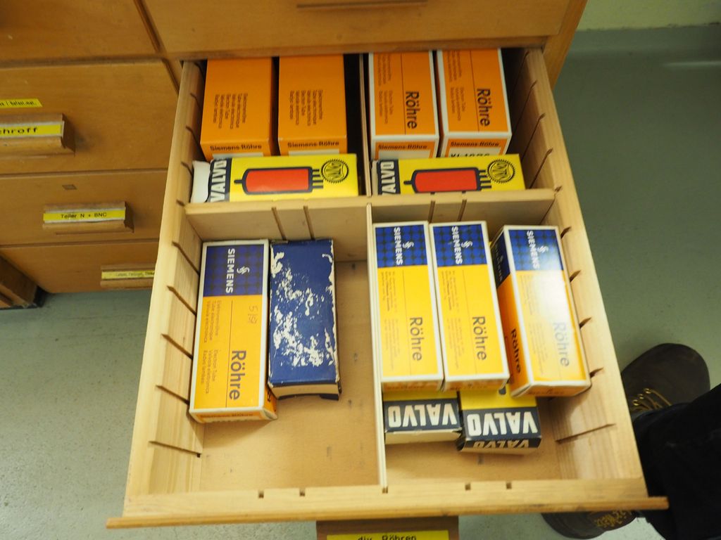 Werkstattschrank mit Messzubehör/ u.a. Röhren, Schroff, Teiler #308 | eBay