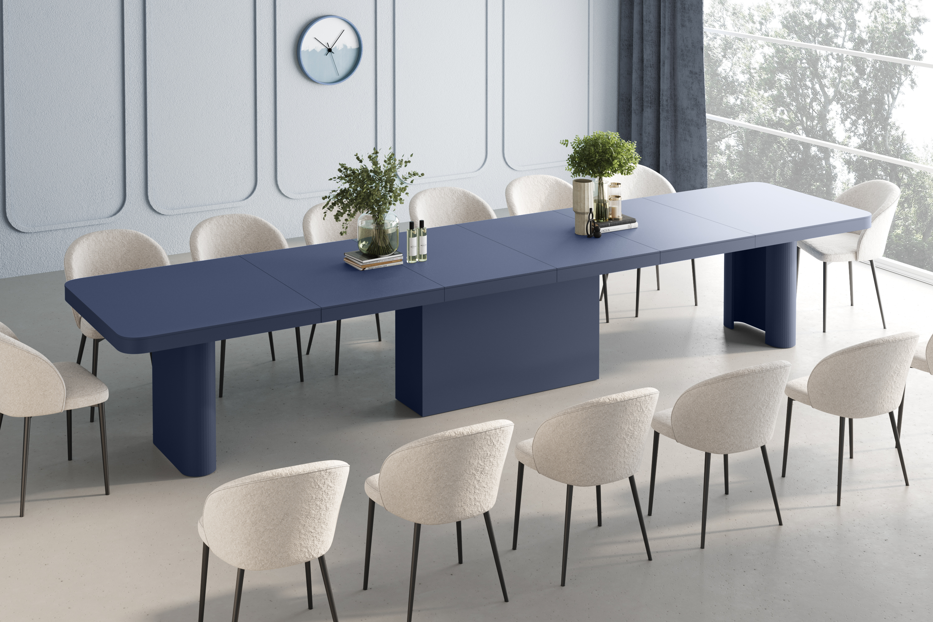 Wohnzimmerimpression mit schwarz-weißem Esstisch