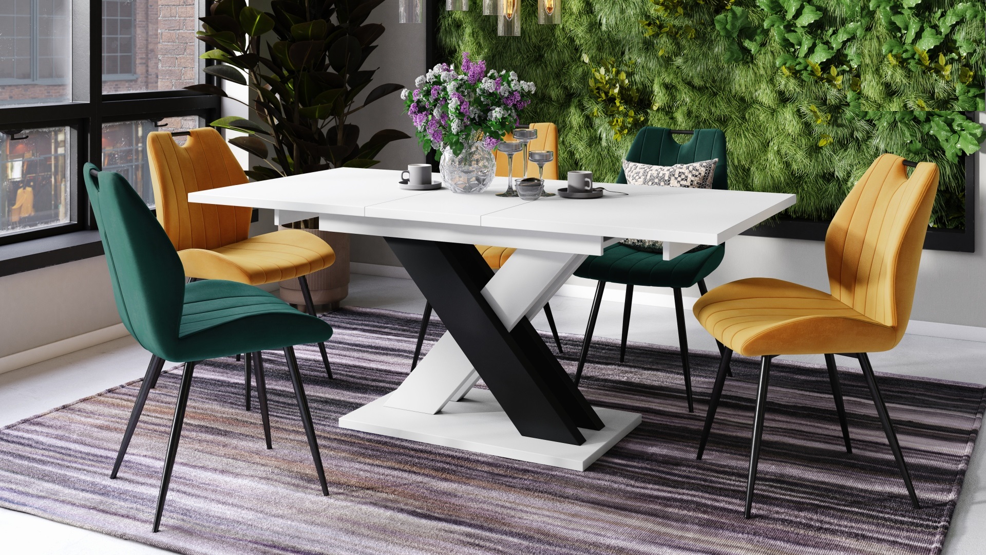 Wohnzimmerimpression mit schwarz-weißem Esstisch