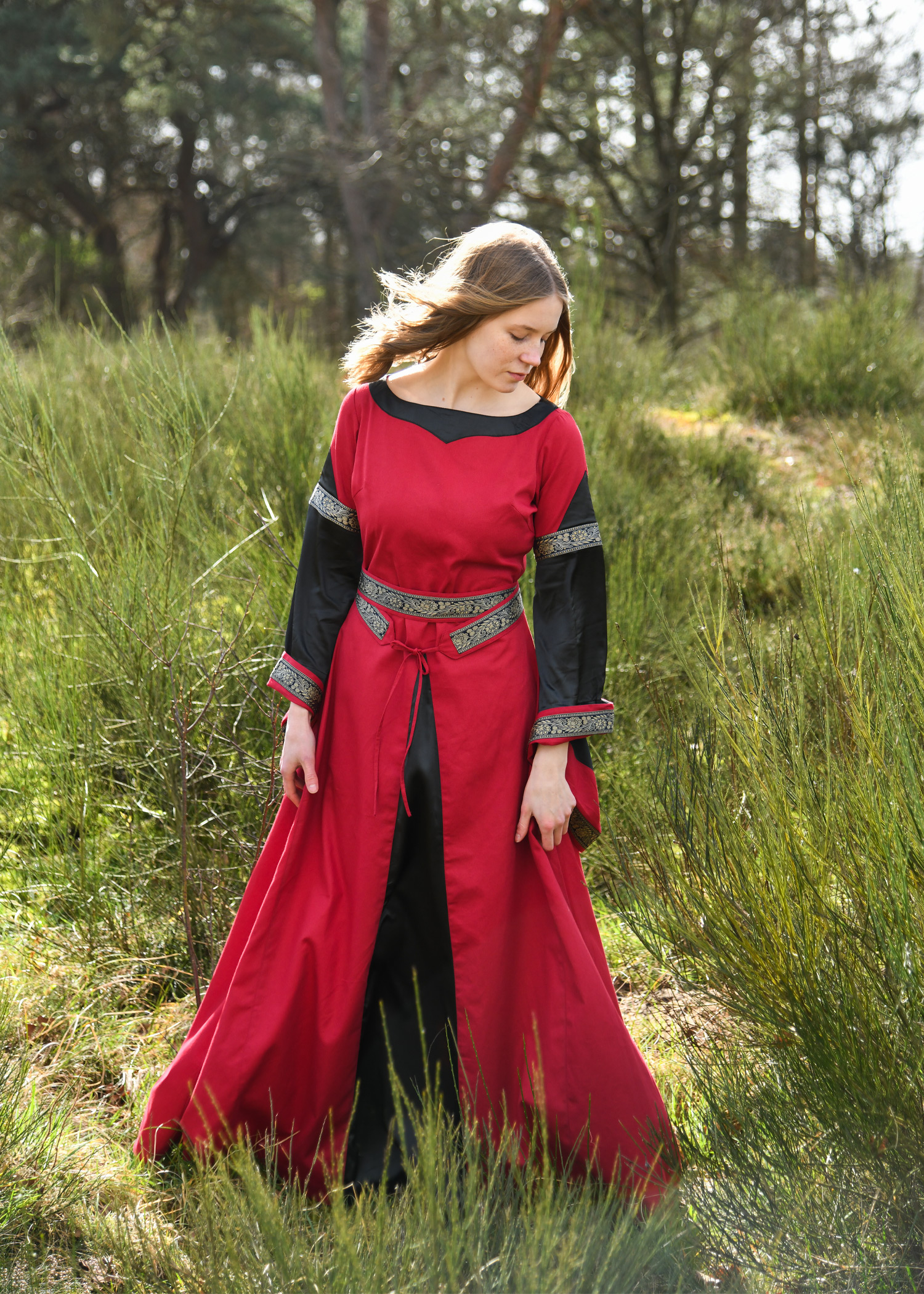 Edles Mittelalter Kleid, Bliaut Josephine, rot/schwarz