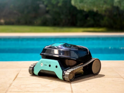 Gebrauchtgeraete Banner mit Bild eines Dolphin Poolroboters in schwarz blau vor einem Pool