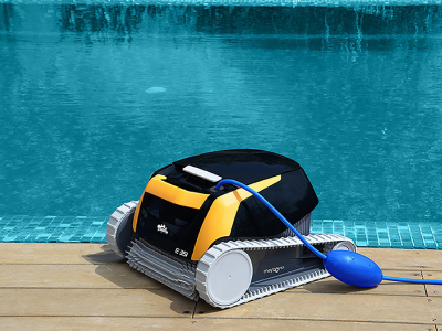 Poolreiniger Dolphin E35i in schwarz gelb vor einem Pool am Beckenrand