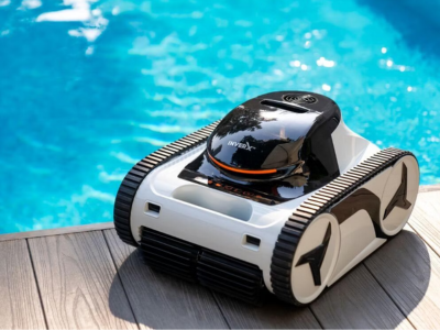Poolreiniger von Inverquark in schwarz weiß vor einem Pool auf einem Beckenrand