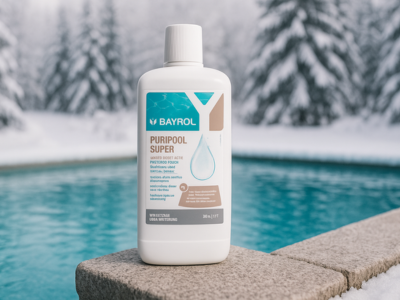 Puripool Wasserpflege Flasche vor einem winterlichen Pool auf dem Beckenrand