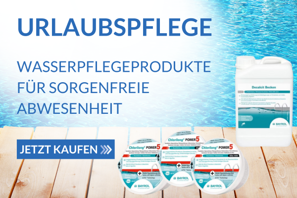 Urlaubspflege - Wasserpflegeprodukte von Bayrol vor einem Pool am Beckenrand aus Holz