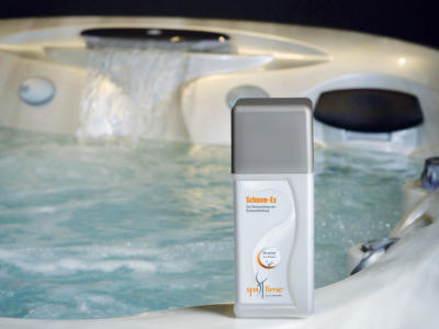 Bayrol Whirlpoolpflege vor einem Whirlpool