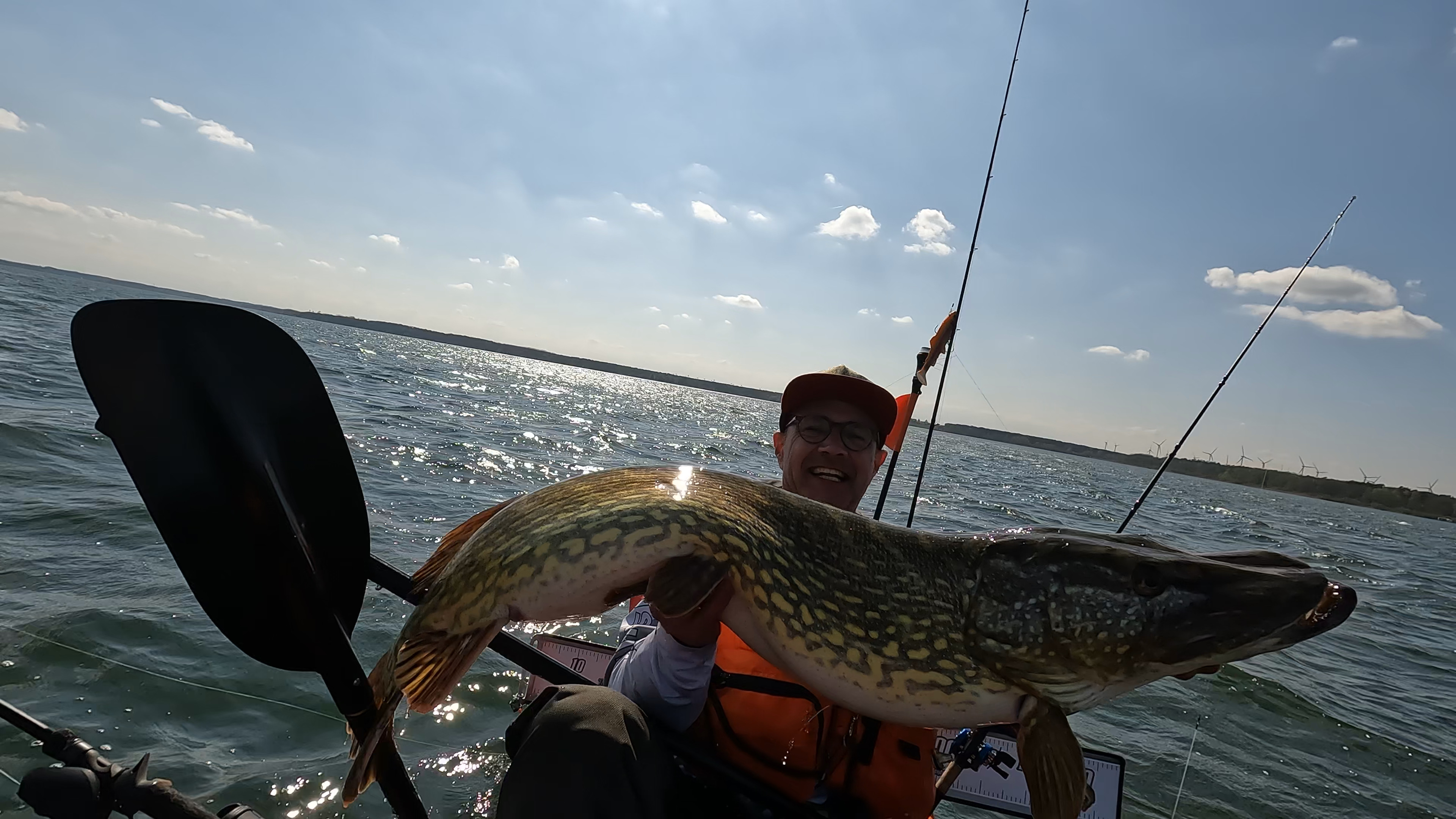 Angler mit Hecht