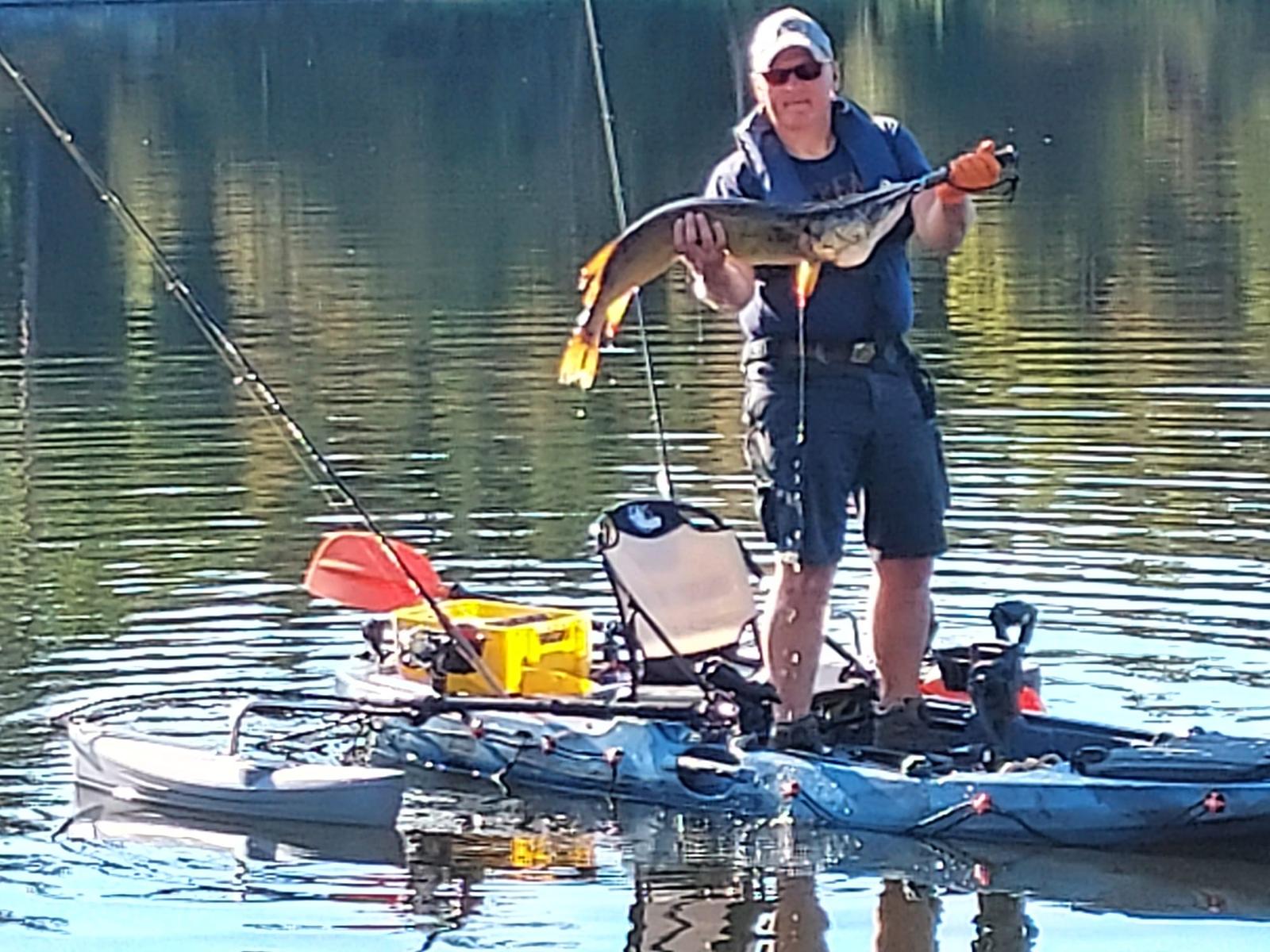 Angler mit Hecht