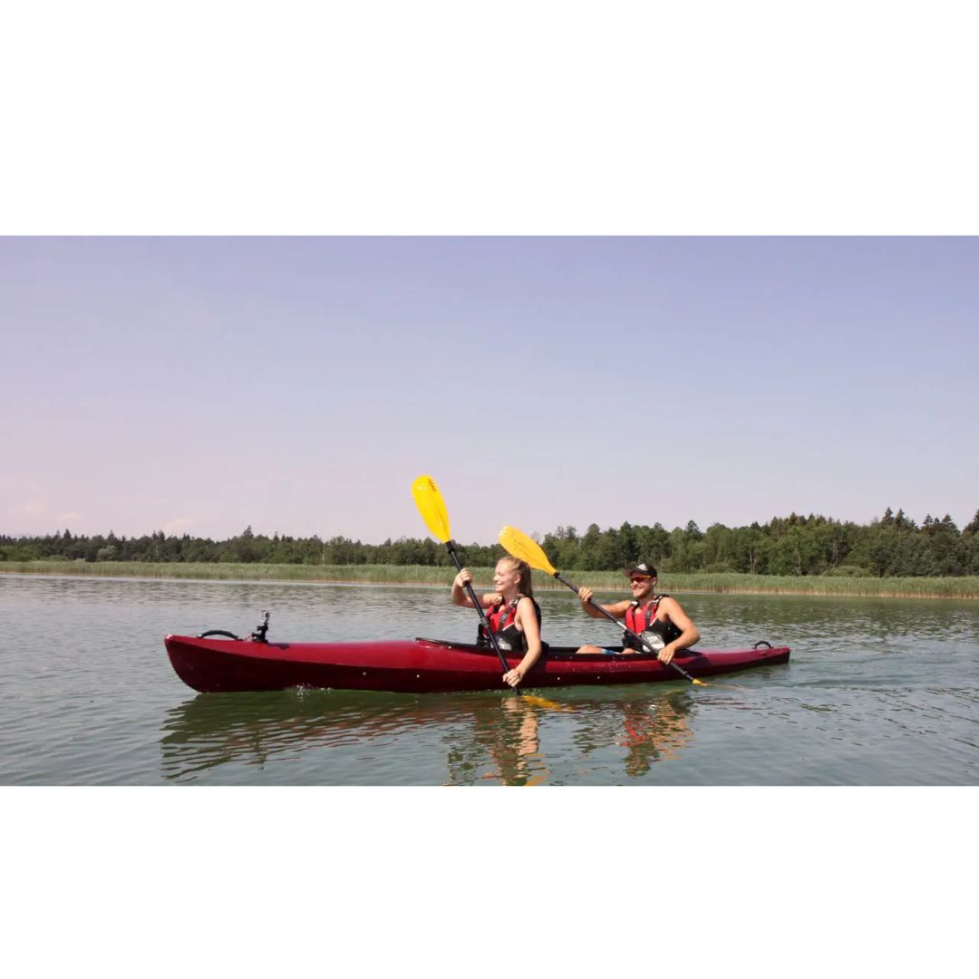 Zwei Paddler im Yukon K2 Relax auf ruhigem Wasser