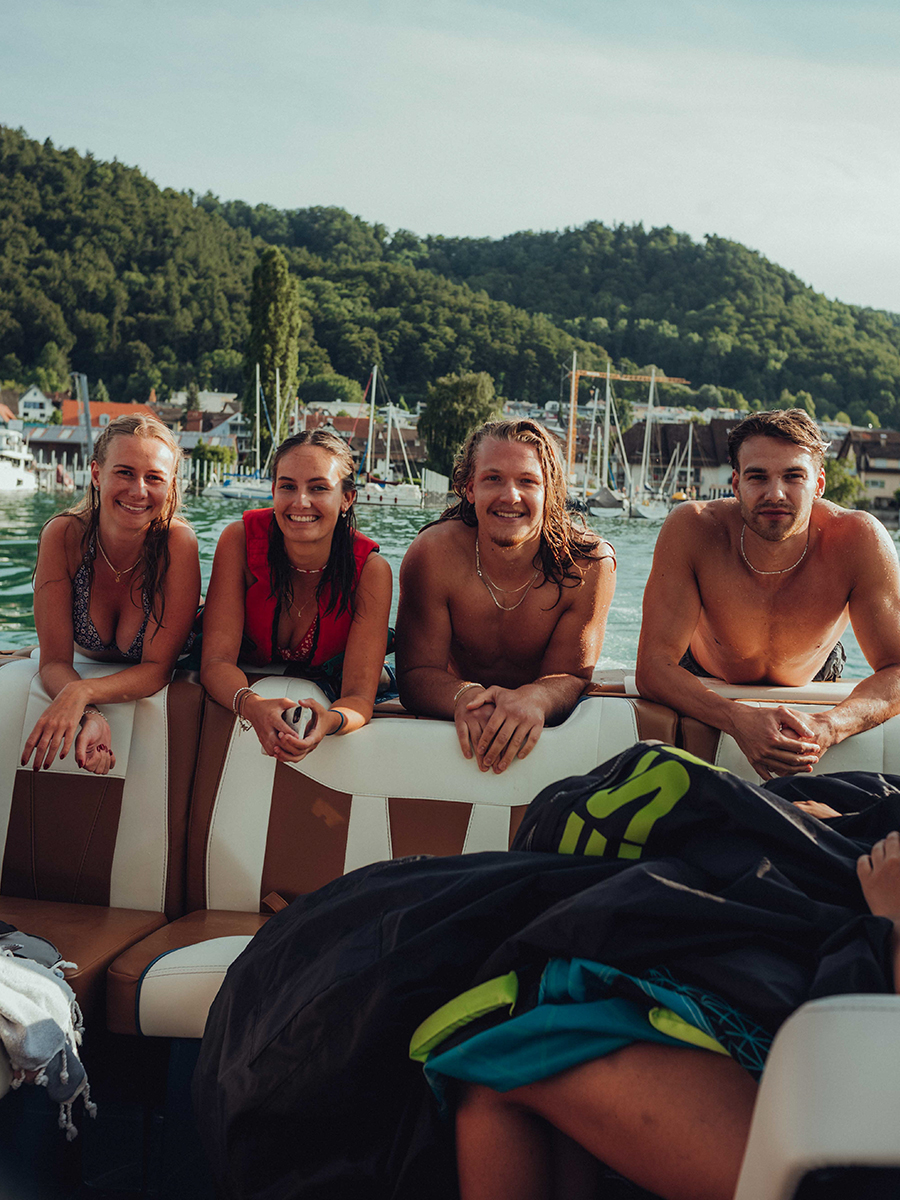 Chillen mit Freunden auf Boot nach Mesle Watersports Fotoshooting