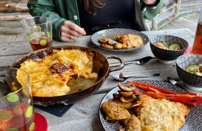 Kupferkessel und Pfanne am Grill