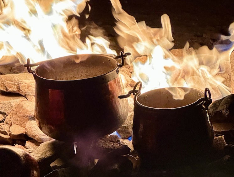 Kupferkessel in der Feuerküche Grillplatz