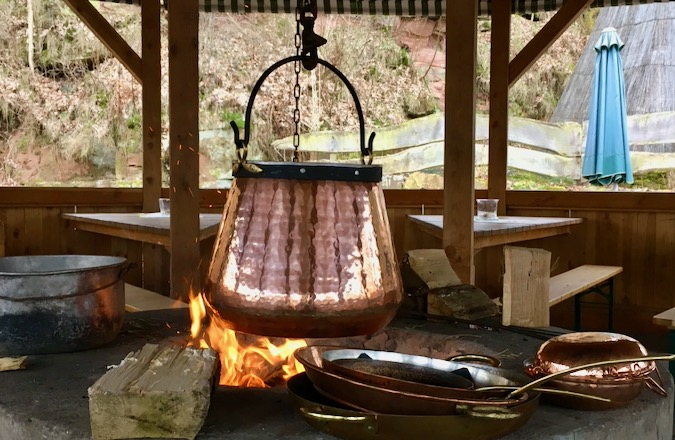 Kupferkessel am Grillplatz