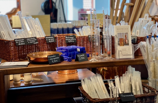 Alkoholmeter und Thermometer bei Destillatio