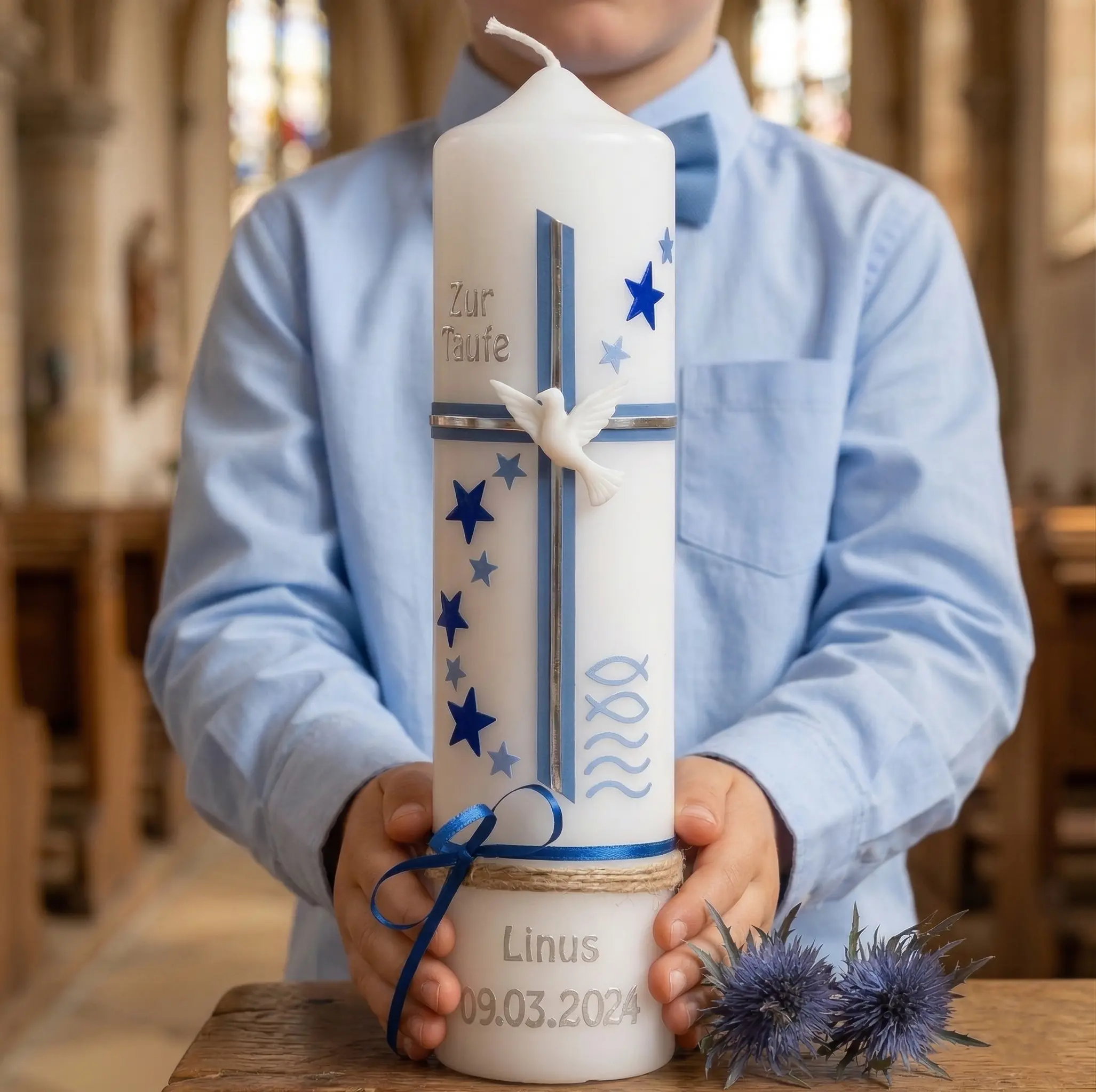 Taufkerze Junge klassisch blau mit Sternen und kreuz schlicht handverziert zeitlos