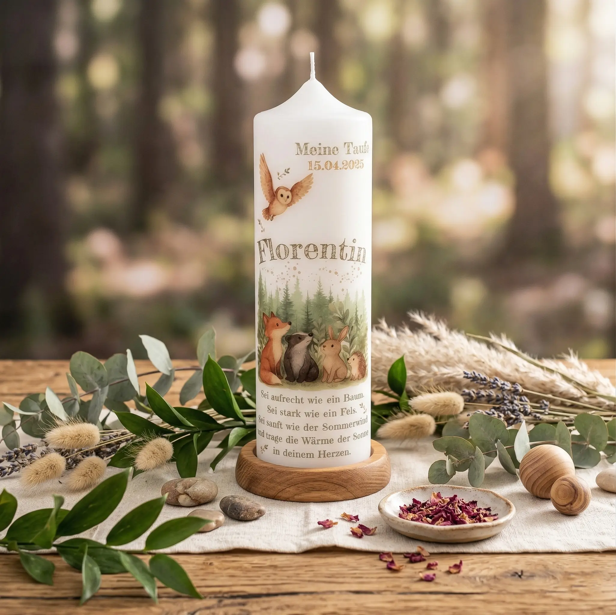 Taufkerze Junge mit Löwe Dinosaurier und Waldtieren handverziert