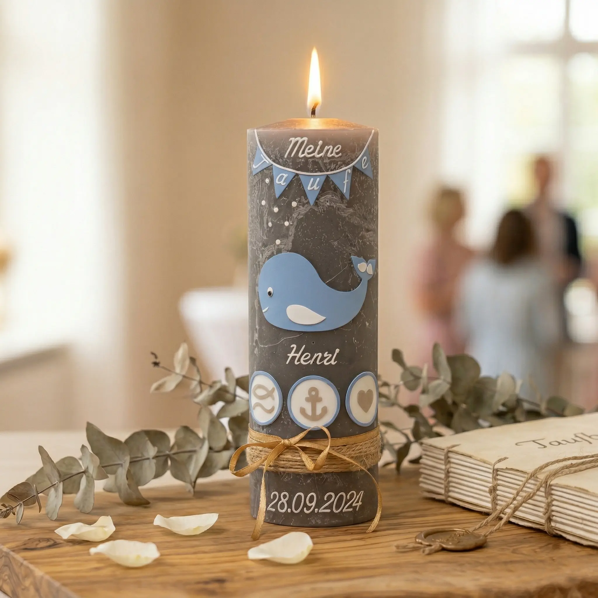 Taufkerze Wal blau modern handverziert für Jungen