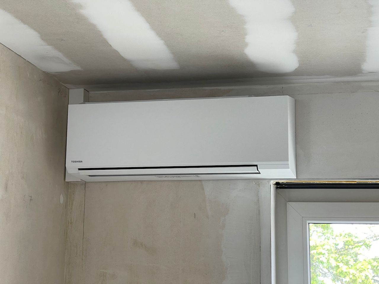 Ein weiteres erfolgreiches Projekt: Die **Installation einer Toshiba Edge Multi-Split-Klimaanlage** in **41836 Hückelhoven**! 💨✅