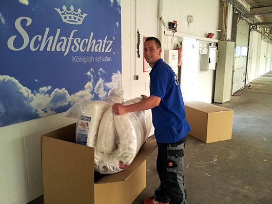 alte Matratze in Karton packen alte Matratze in Karton packen