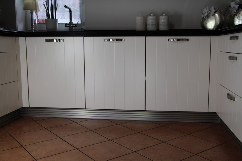 Küchen Sockelleiste aus Aluminium mit Inox-Oberfläche | PE-Systeme